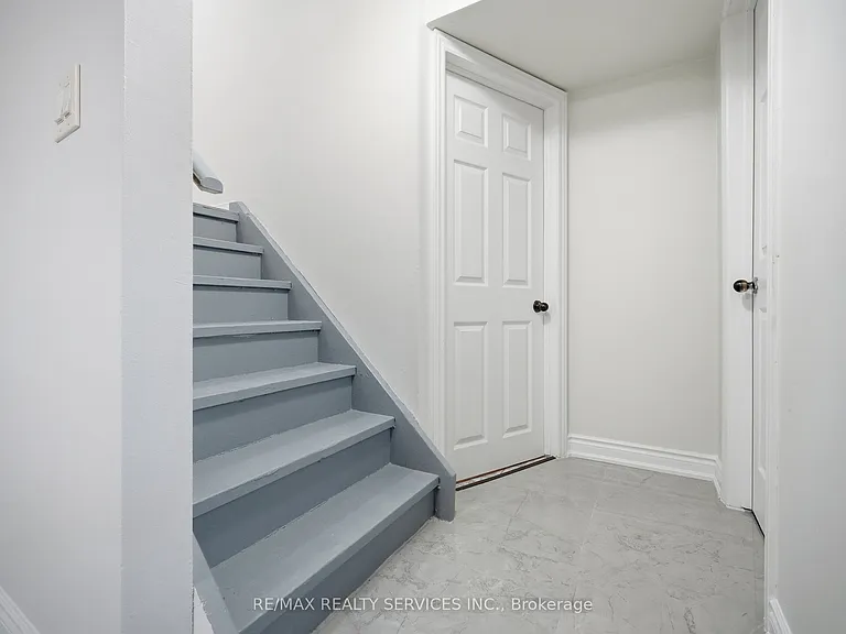 8 Deerpark Cres S #LOWER — Photo 5