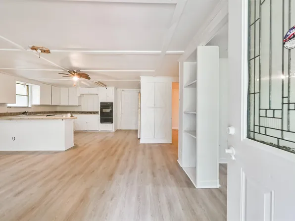 107 Donna Ln, Bacliff, TX 77518