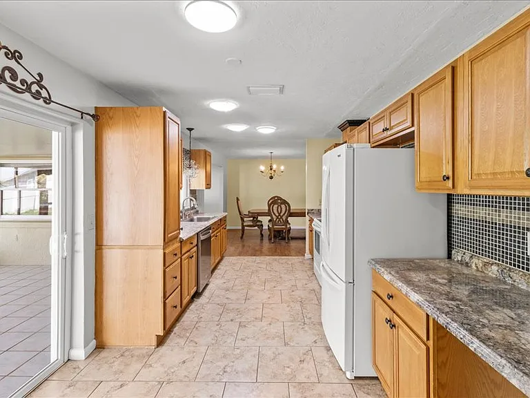 3591 N Honeylocust Dr — Photo 8