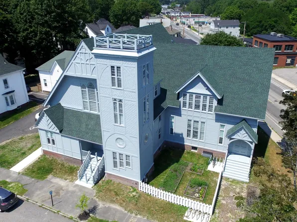 3 Pleasant Ave #201, Peaks Island, ME 04108