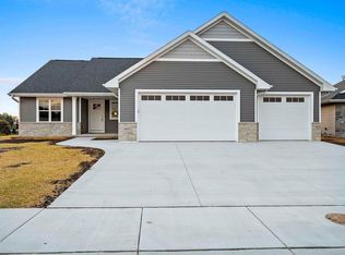 1402 Crossroads Dr, De Pere, WI 54115