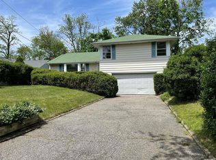 10 Compass Ct, Huntington, NY 11743