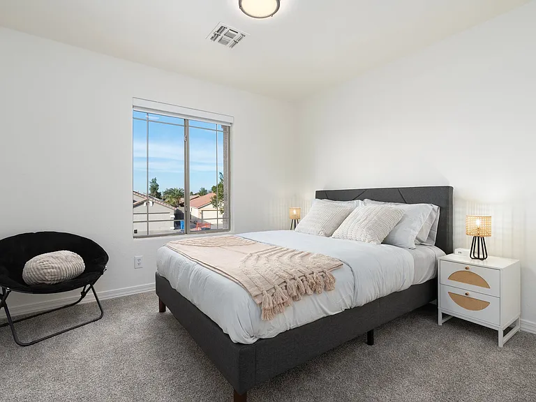 487 E Cantebria Dr — Photo 9