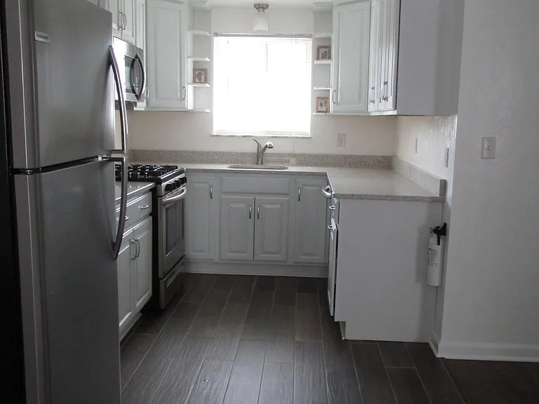 833 Chester Ave #2 — Photo 8