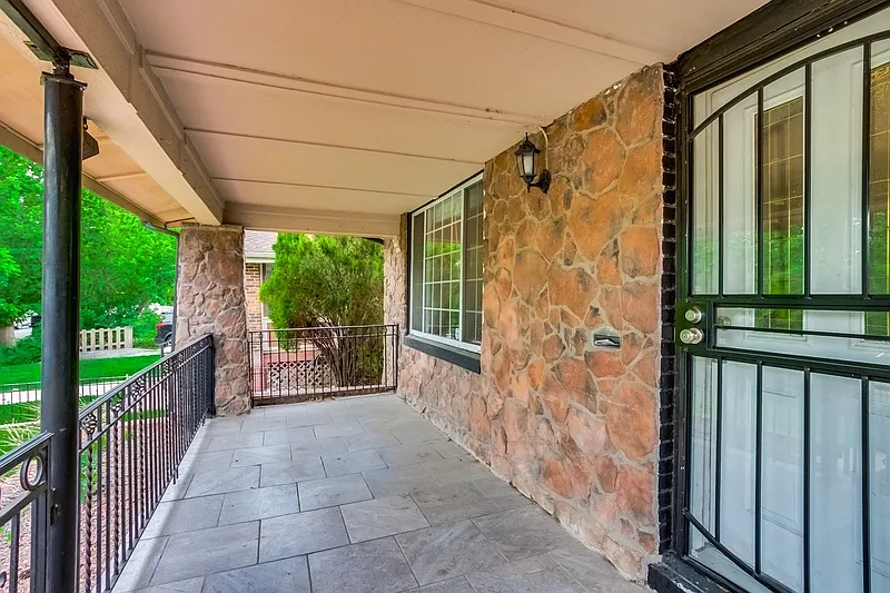 4 bed, 2.0 bath, 1796 sqft, $3,900 — Photo 2