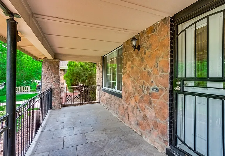 4435 N Clay St — Photo 2