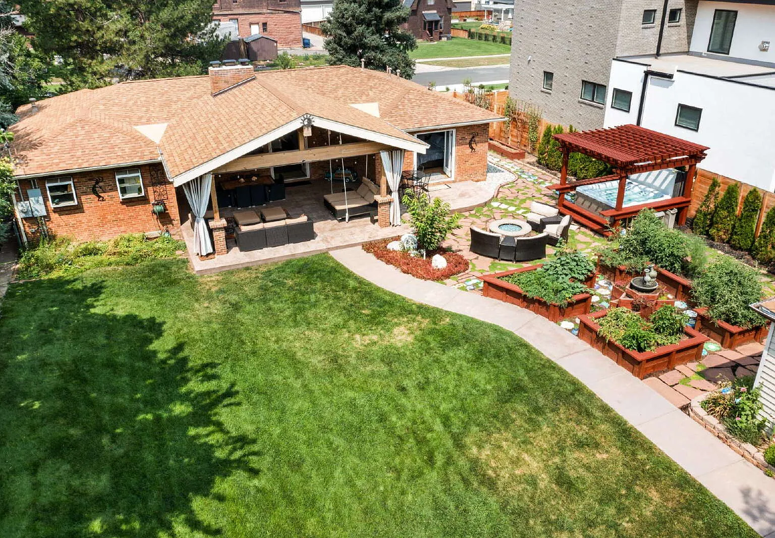 3 bed, 3.0 bath, 3042 sqft, $5,495 — Photo 2