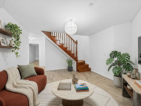 3rd image of 166 Kingsland Ave APT 1A
