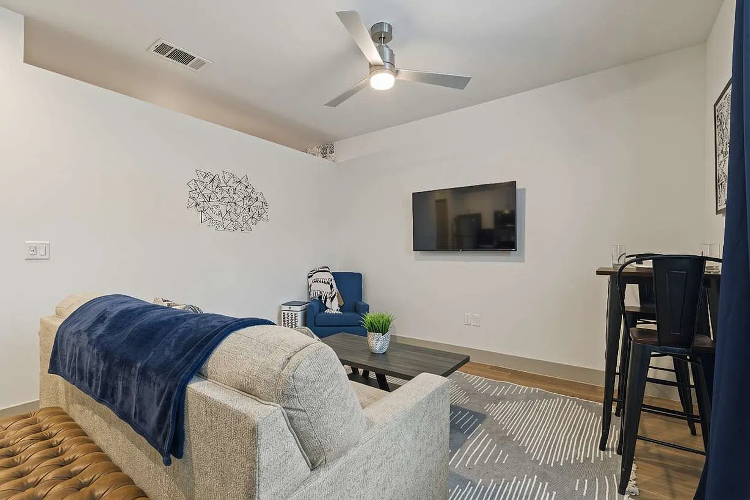 1 bed, 1.0 bath, 581 sqft, $1,766 — Photo 3