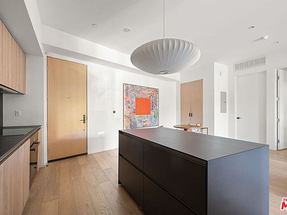 5th image of 1030 N Kings Rd #201