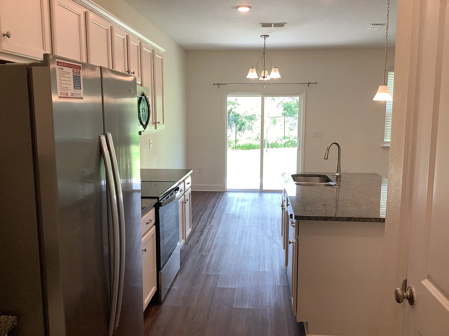 3 bed, 2.5 bath, 1838 sqft, $2,270 — Photo 3