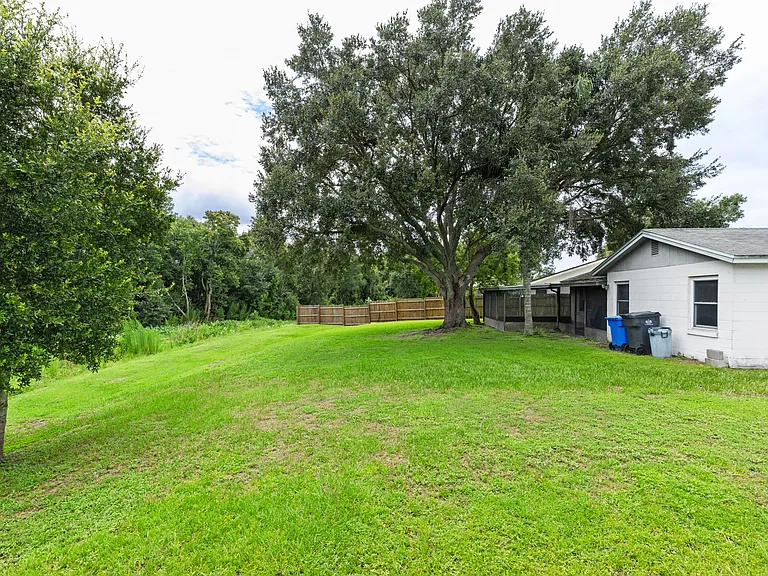 629 Stillview Cir — Photo 32