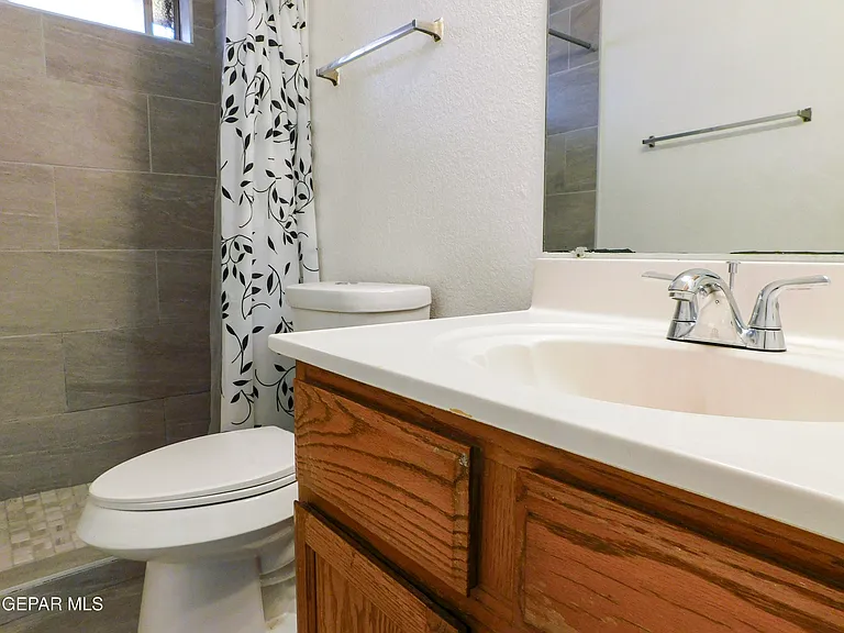 726 Medina St — Photo 11
