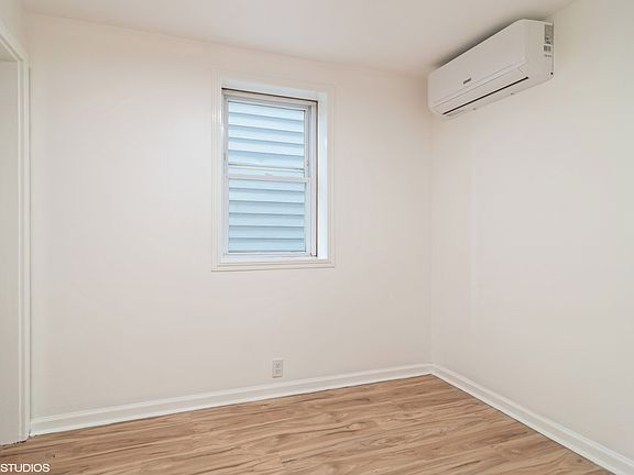 4th image of 3008 W Fletcher St #G