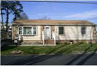 1000 Halliard Ave photo 1