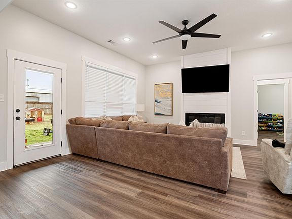 5th image of 114 Eva Ln