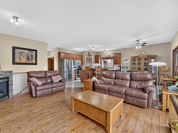 5th image of 10 E Vantage Cres