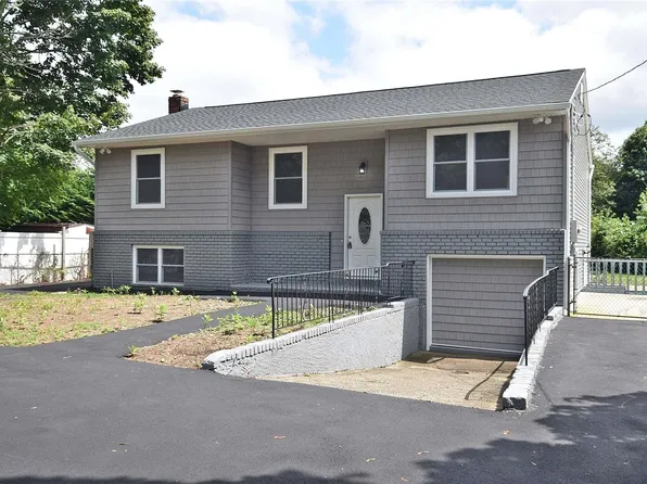1671 N Gardiner Drive, Bay Shore, NY 11706