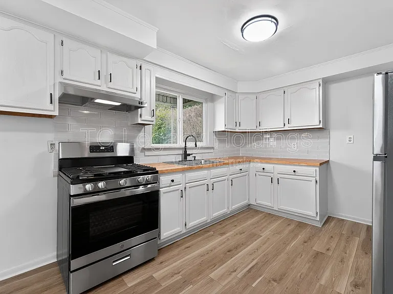321 Clark St — Photo 14