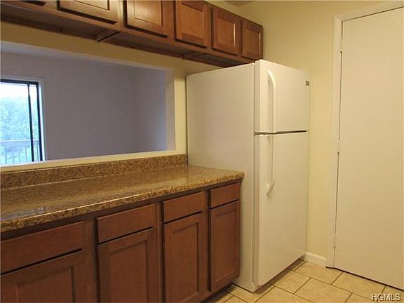 4th image of 215 Concord Ln