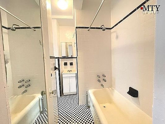 5th image of 155 E 52nd St APT 8C