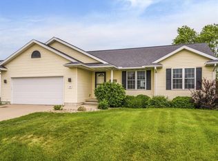 140 Pleasant Creek Dr, Palo, IA