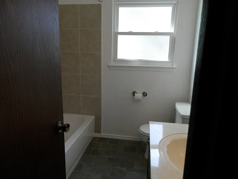 331 NE Spruce Ave — Photo 3
