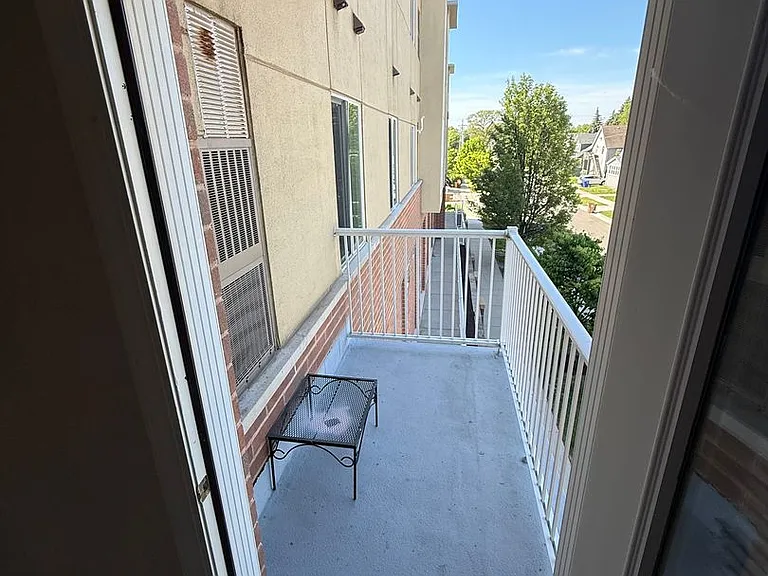 Uptown Brass Apartments — Photo 17