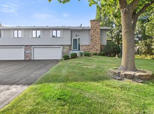 5662 Royal Oaks Dr, Shoreview, MN 55126