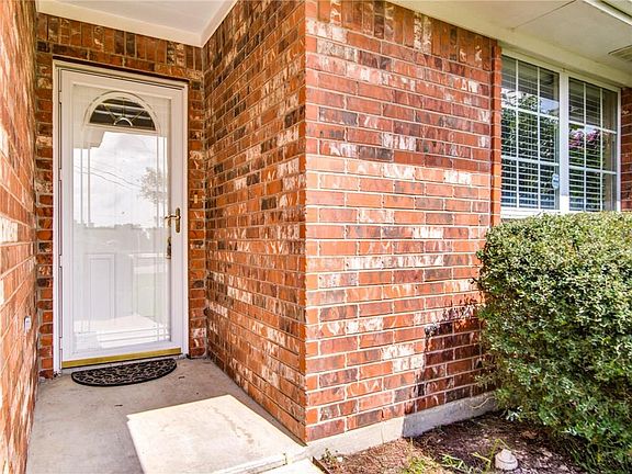 2nd image of 2001 Hackberry Cir