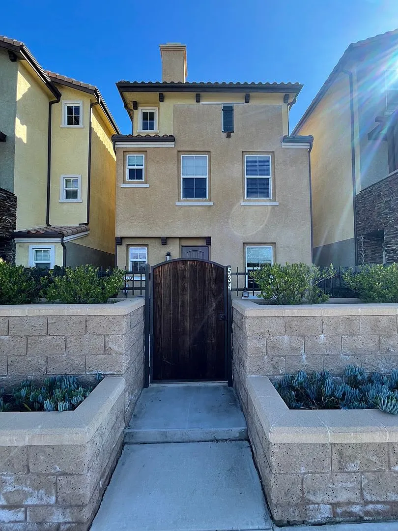 Gorgeous Tri-Level Home in El Cajon! 3 Bedroom 3.5 Bathroom in El Cajon! — Photo 2