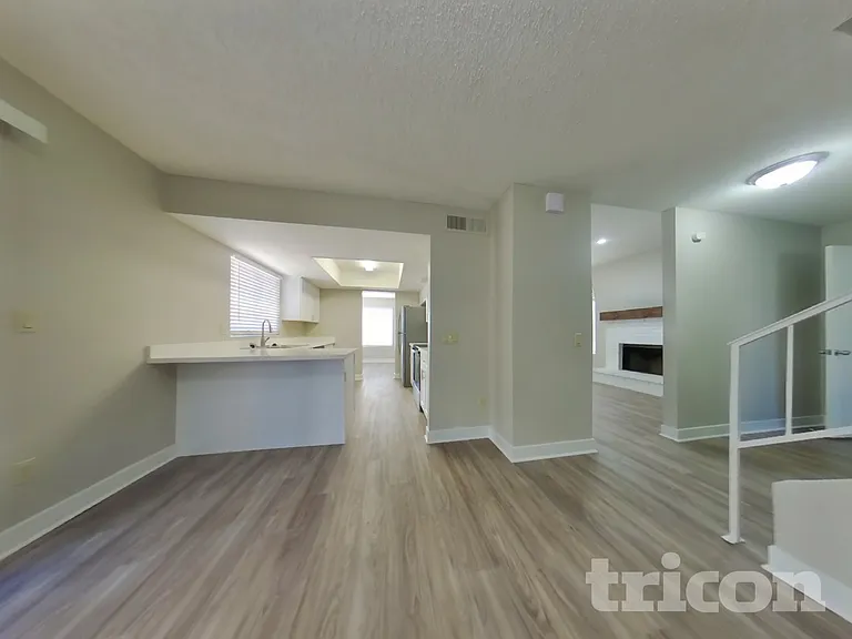 6340 W Mercer Ln — Photo 4