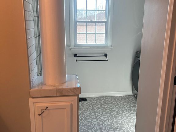 2nd image of 2751 Everett St