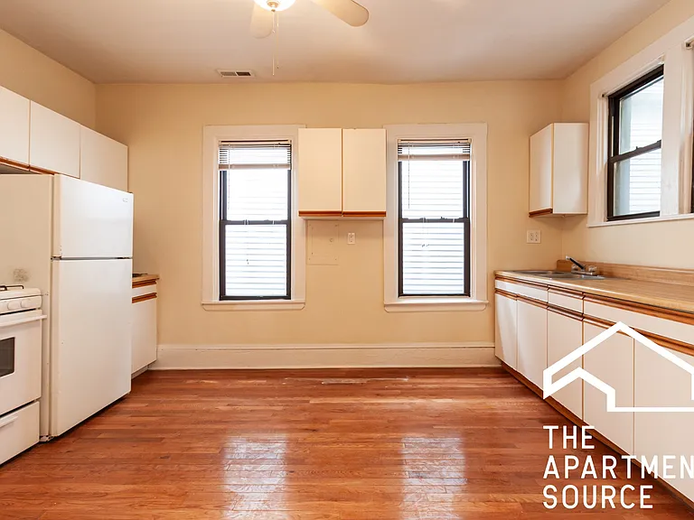 2252 N Southport Ave #2 — Photo 3
