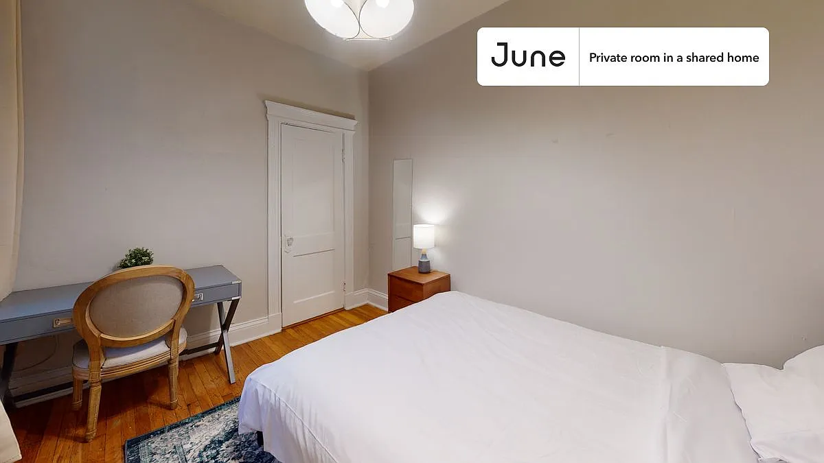 Queen bedroom in 3 bed/1 bath home in Allston #728 C — Photo 1