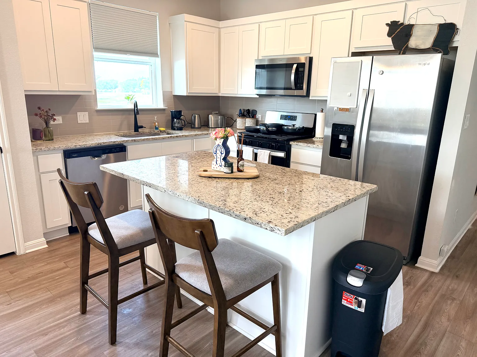 4 bed, 2138 sqft, $3,999 — Photo 4