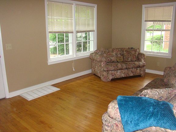 5th image of 839 Queen Anne St