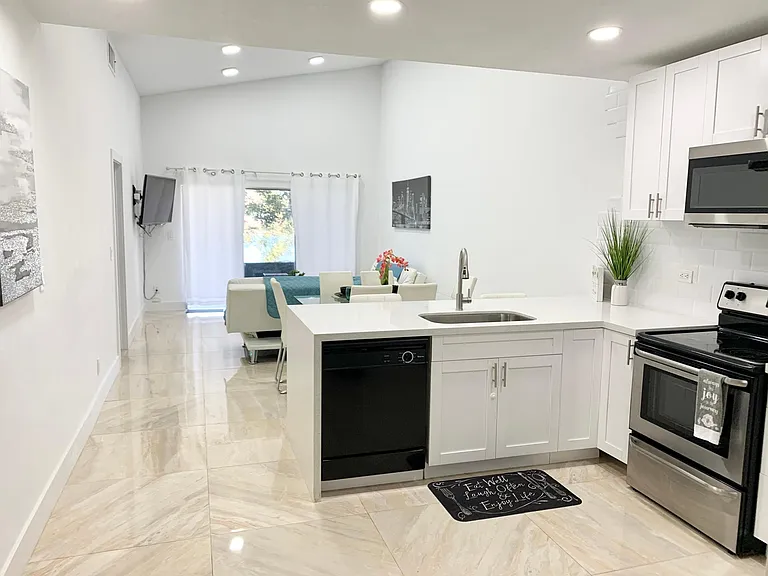 5733 SW 24th Ave — Photo 5