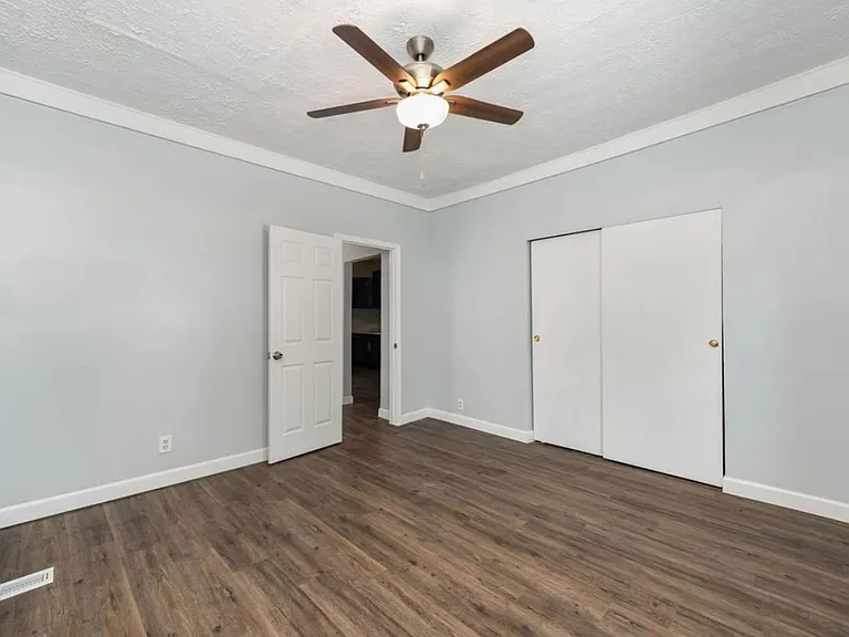 E. Walnut Hills - Cute 2 Bed In Upper Of 2 Family — Photo 16