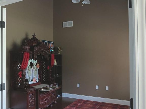 5th image of 1170 Saint Clair Dr
