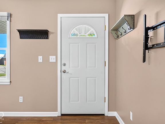 4th image of 637 Woodside Ct