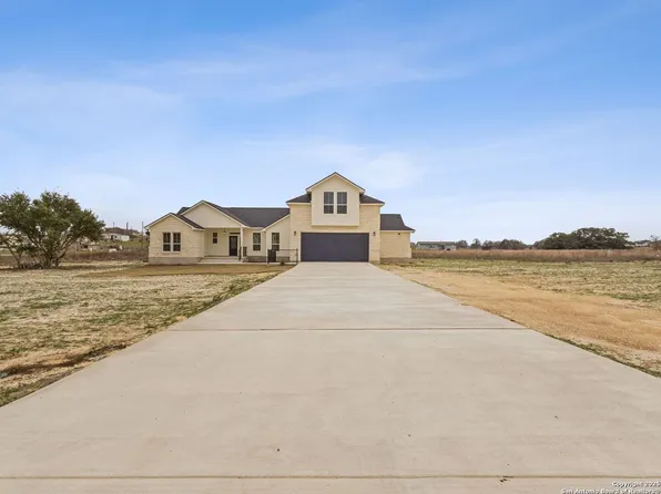 193 Lake View Circle, La Vernia, TX 78121