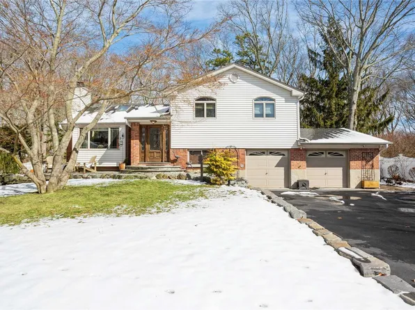 29 Rainbow Drive, Smithtown, NY 11788