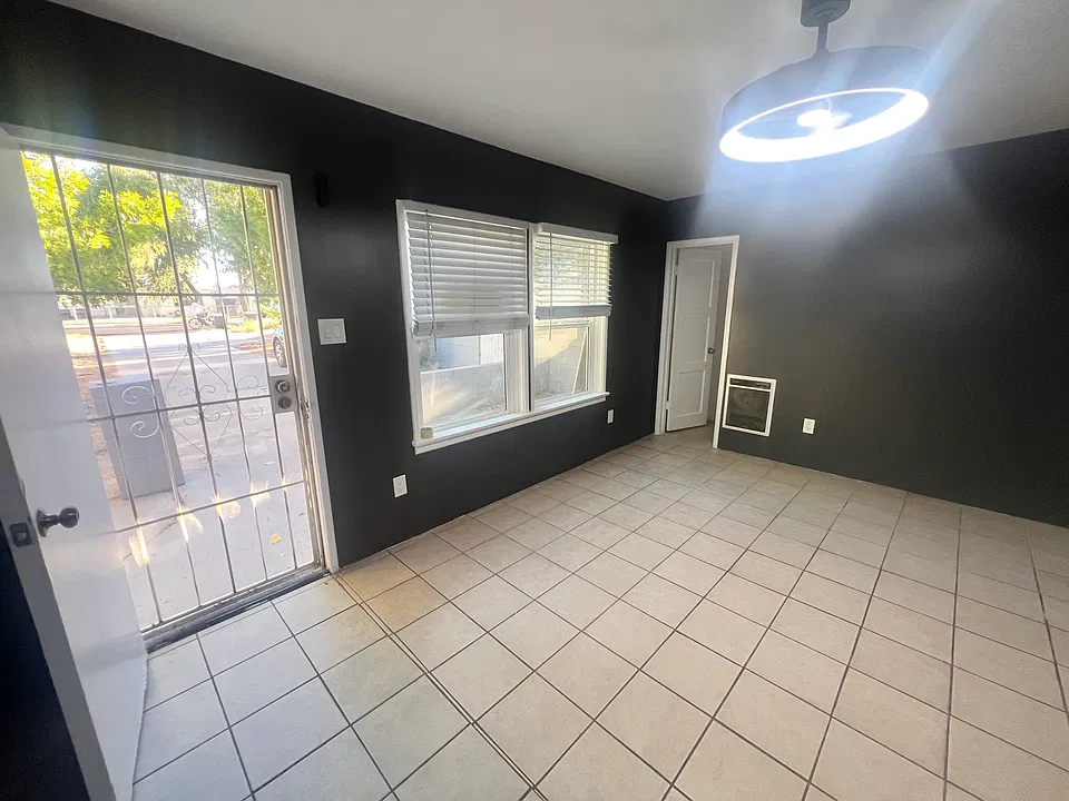 909 W Newgrove St #909