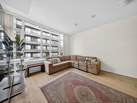 2nd image of 2565 Maple St #301