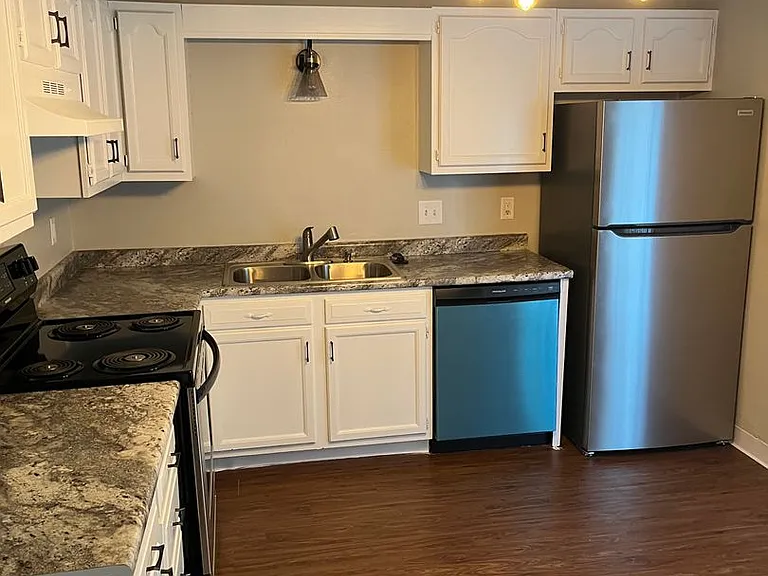 Drake Townhomes — Photo 3