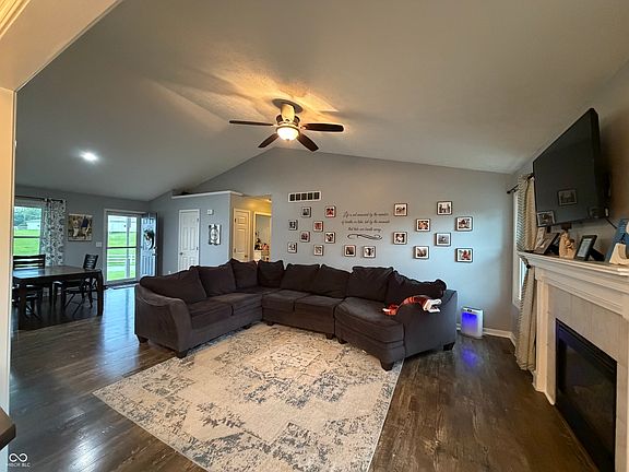 4th image of 38 Terrance Dr