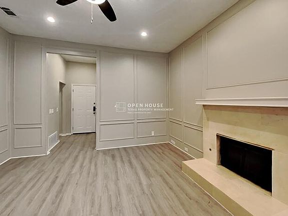 3rd image of 1100 Pin Oak Ln