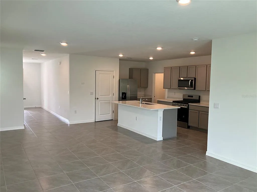 5 bed, 3.0 bath, 2453 sqft, $2,550 — Photo 2