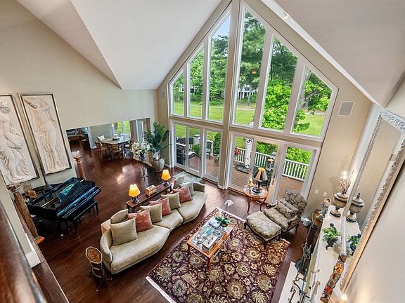 3rd image of 18 Southpoint Ln